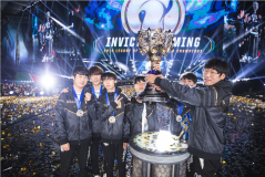 Rita分享LPL决赛舞台照片，展现电竞风采与粉丝热情